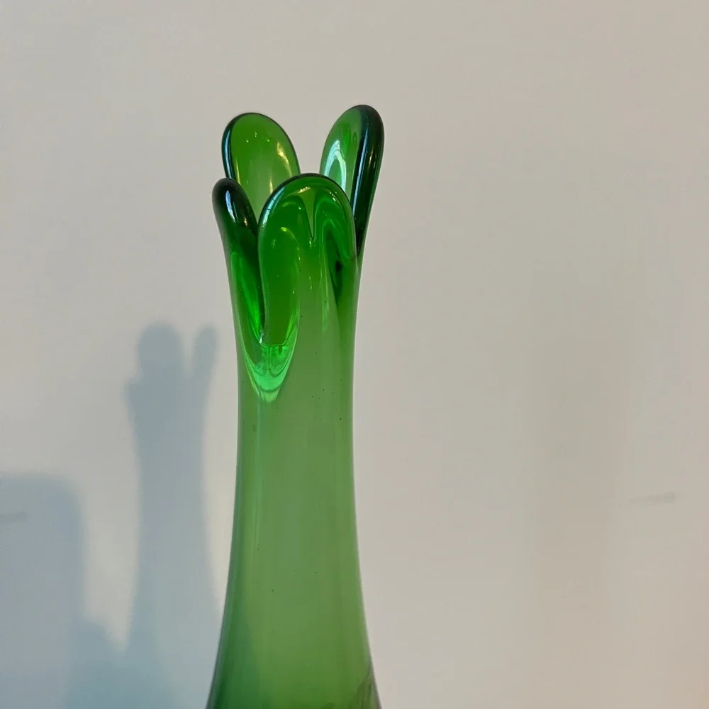 Kemple Wheaton Lace & Dewdrop Emerald Swung Vase